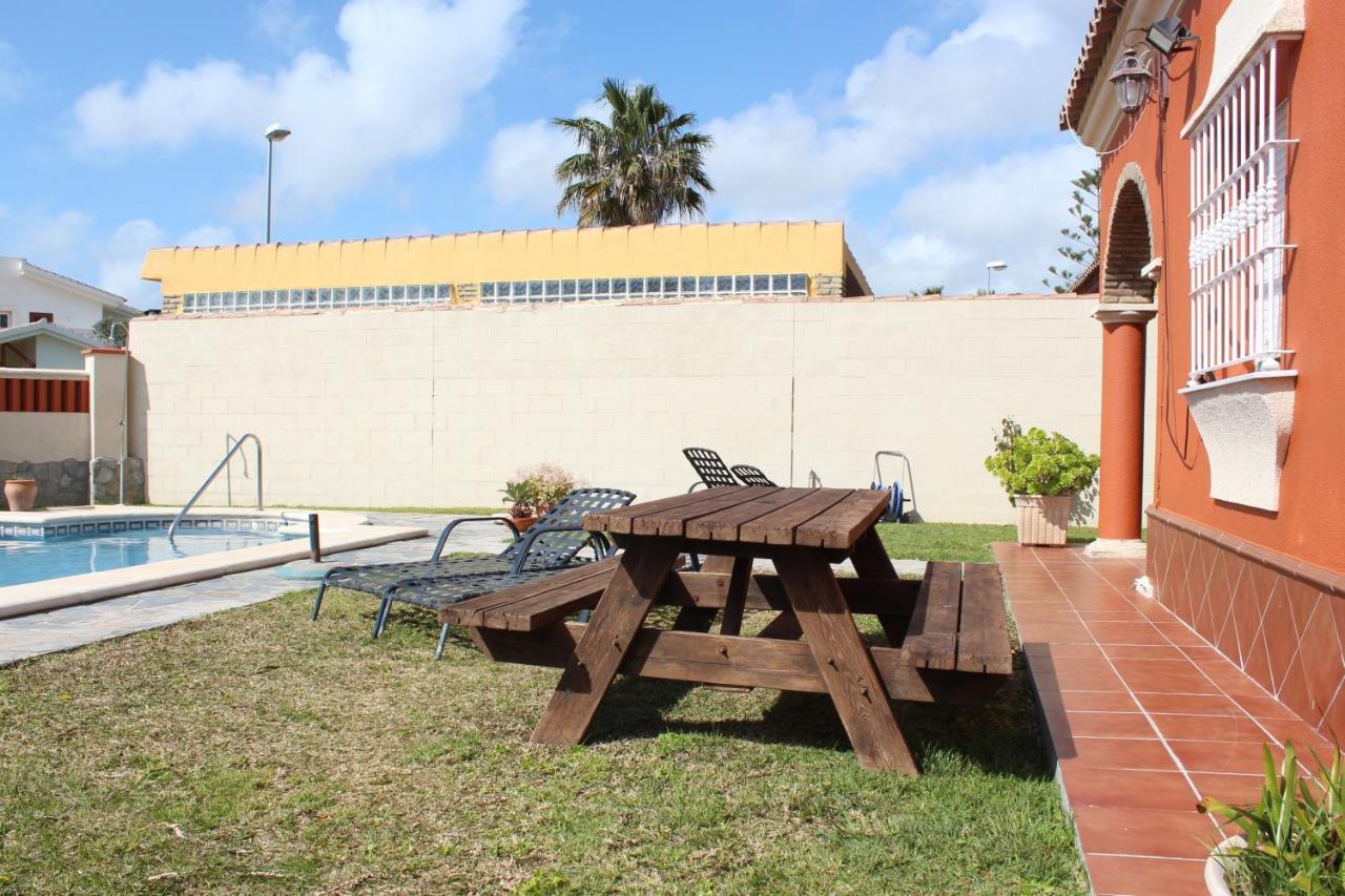 הוילה צ'יקלנה דה לה פרונטרה Chalet Marisma Con Piscina Privada מראה חיצוני תמונה